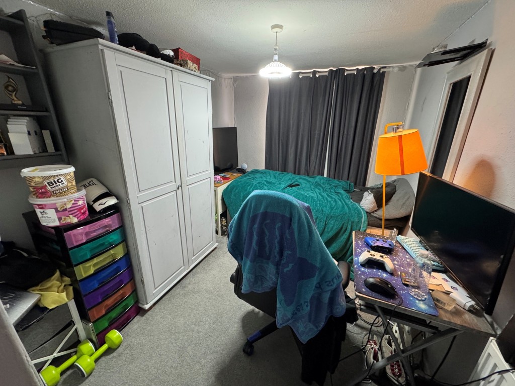 Lot: 46 - PERIOD COMMERCIAL AND RESIDENTIAL HIGH STREET INVESTMENT - Maisonette - bedroom 4 - second floor